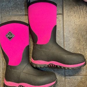 Muck Kids Rugged II size 3. Excellent used condition